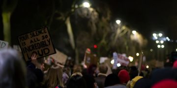 Worker protests rise in UK: crippling strikes begin